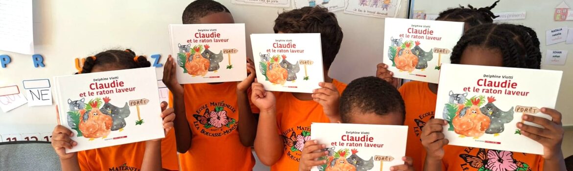 Des élèves reçoivent un livre