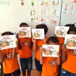 Des élèves reçoivent un livre