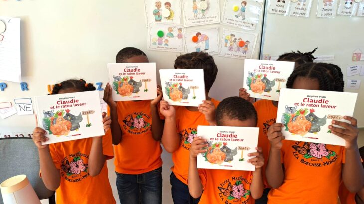 Des élèves reçoivent un livre